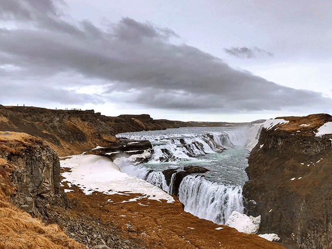 La inmensa cascada Gullfoss en el sur de Islandia, es la más caudalosa del país