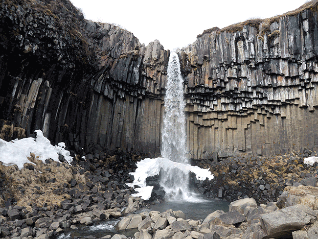 La cascada Svartifoss es la más emblemática del sur de Islandia por sus columnas de basalto
