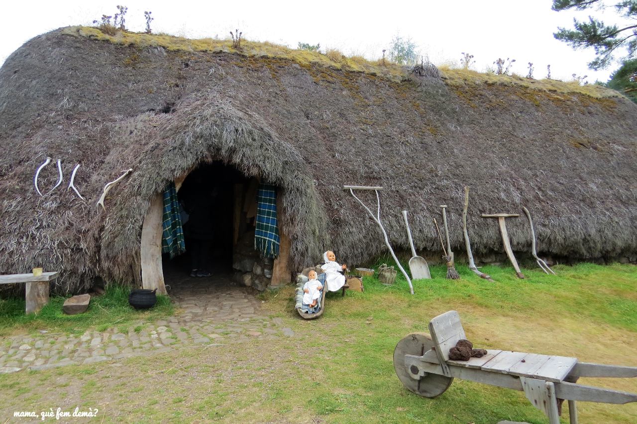 Casa antigua en el Highland Folk Museum en Escocia