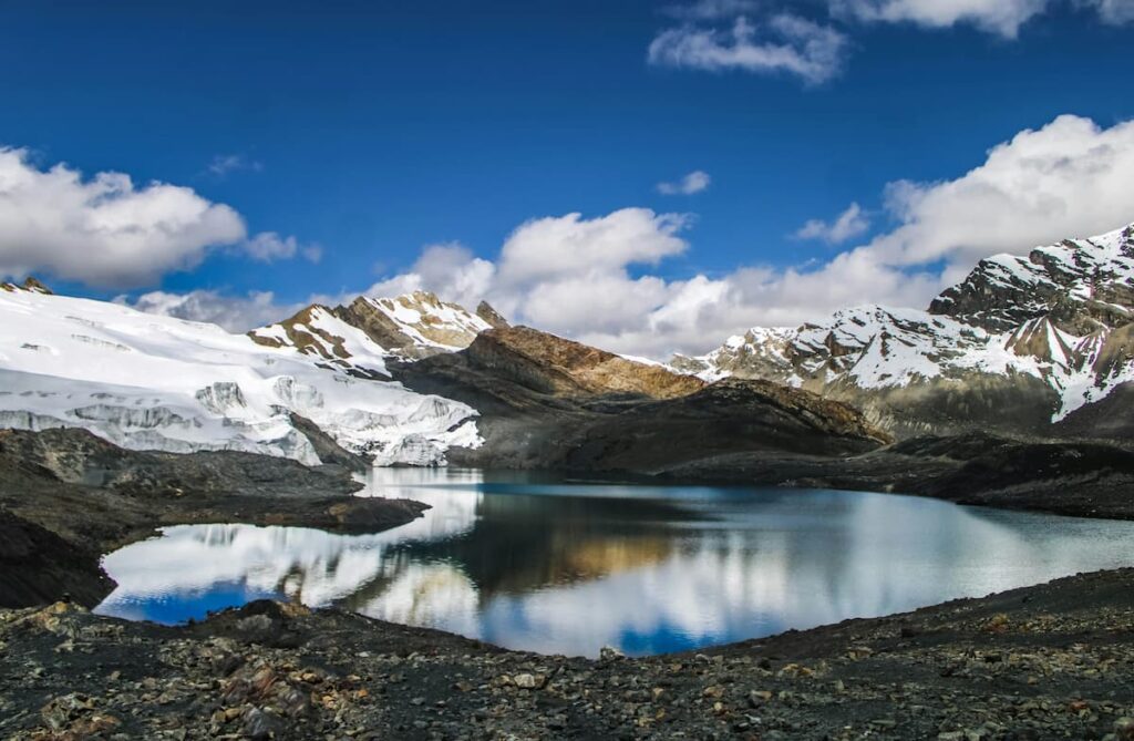 Laguna de alta montaña con el glaciar del Nevado Pastoruri al fondo, en la Cordillera Blanca, Perú